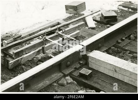 Banwork nach dem Wiederanfahren des Zuges 93, des Nordarms, auf der Strecke zwischen Simeå und Unterwache in 1956-03-27. Stockfoto