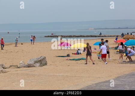 Sandbanks, Poole, Dorset, Großbritannien. März 2021. Am Strand von Sandbanks werden Dreharbeiten für die neue Netflix-Serie gedreht, die angeblich Sandman ist und den Strand von Sandbanks verwandelt, obwohl das Wetter heute viel kühler und bewölkt ist - kein ideales Strandwetter! Covid 19 Sicherheitsvorkehrungen, soziale Distanzierung, soziale Distanz, soziale Distanz und Gesichtsmasken während der Covid-19-Sperre. Quelle: Carolyn Jenkins/Alamy Live News Stockfoto