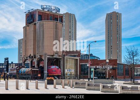 Der Roundhouse Park ist vom CN Tower Square in Toronto aus zu sehen. Beide Plätze sind aufgrund der Covid-19-Pandemie leer Stockfoto