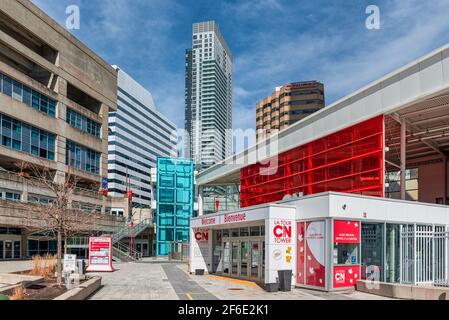 Leerer Platz an der Toronto CN Tower Basis wegen Die Covid-19-Pandemie Stockfoto