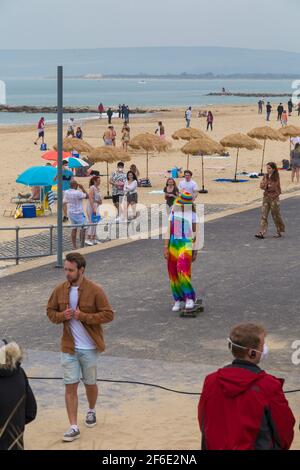 Sandbanks, Poole, Dorset, Großbritannien. März 2021. Am Strand von Sandbanks werden Dreharbeiten für die neue Netflix-Serie gedreht, die angeblich Sandman ist und den Strand von Sandbanks verwandelt, obwohl das Wetter heute viel kühler und bewölkt ist - kein ideales Strandwetter! Covid 19 Sicherheitsvorkehrungen, soziale Distanzierung, soziale Distanz, soziale Distanz und Gesichtsmasken während der Covid-19-Sperre. Quelle: Carolyn Jenkins/Alamy Live News Stockfoto