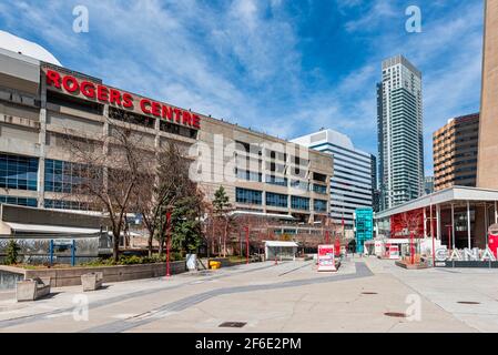 Leerer Platz auf Torontos CN Tower Basis aufgrund der COVID-19-Pandemie, Kanada Stockfoto