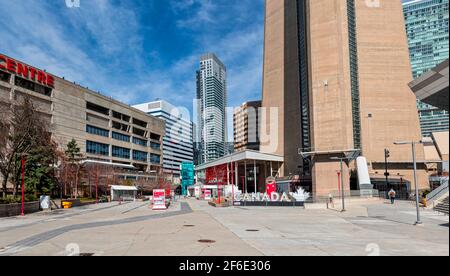 Leerer Platz auf Torontos CN Tower Basis aufgrund der COVID-19-Pandemie, Kanada Stockfoto