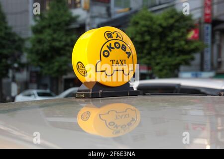 Detail eines der einzigartigen, bunten, gelben, Kunststoff-Dach Taxi Medaillon Lichter. In Kyoto, Japan. Stockfoto