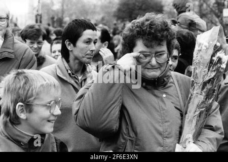 Berlin 1989-11-15 der Fall der Berliner Mauer, die Grenzöffnung. Eine emotionale Frau an der Wand. Foto: Sven-Erik Sjoberg / DN / TT / Code 53 Stockfoto