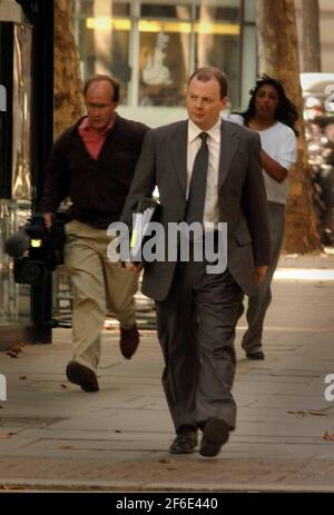 RICHARD SAMBROOK, BBC HEAD OF NEWS, KOMMT BEI DER HUTTON-UNTERSUCHUNG AN FÜR CROSS EXAMINATION,17/9/03 PILSTON Stockfoto