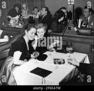 Berlin 1953-01-01 der Tanzpalast Resi ist eine riesige Anlage mit vielen Features. An jedem Tisch befindet sich ein Telefon mit einer deutlich sichtbaren Nummer und Sie können Ihren bevorzugten Tanzpartner anrufen Bild: Jutta Müller und Heger Läpke am Telefon Foto: DN / TT / Code: 192 Stockfoto