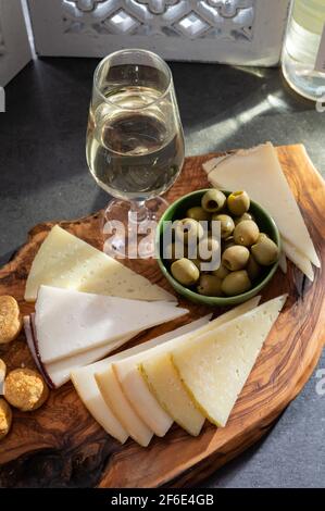 Verkostung von andalusischem fino-Sherry-Wein mit traditionellen spanischen Tapas, grünen Oliven, Mangokäse für Ziegen und Schafe Stockfoto