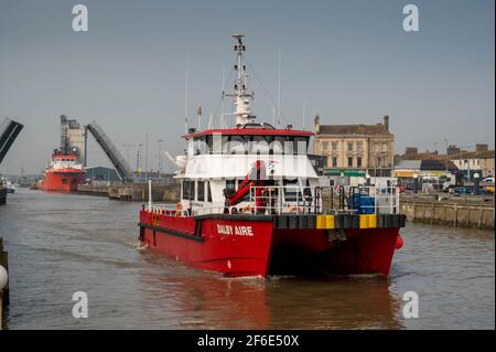 Lowestoft Marinehafen mit einem Schiff, das auf See fährt Stockfoto