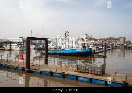 Lowestoft Marinehafen mit einem Schiff, das auf See fährt Stockfoto