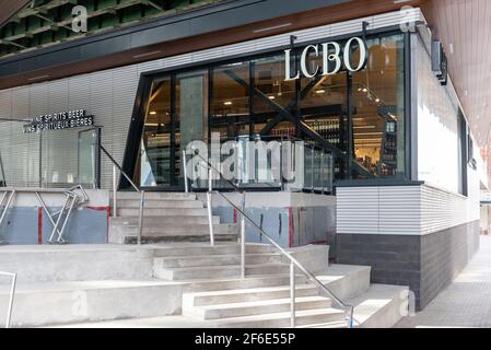 Ein LCBO-Laden unterhalb des Gardiner Expressway und in der Nähe Bathurst Street Stockfoto