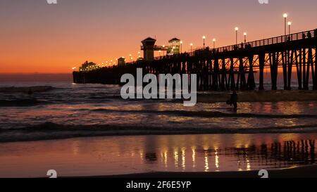 Oceanside, California USA - 16 Feb 2020: Surfer Silhouette, pazifik Strand am Abend, Wasserwellen und Sonnenuntergang. Tropische Küste, Waterfront vac Stockfoto