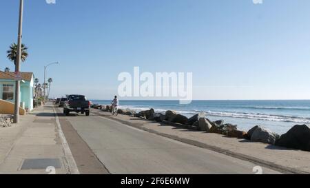 Oceanside, California USA -16 Feb 2020: Menschen, die auf der Uferpromenade spazieren gehen, Strandpromenade in der Nähe des Piers. Ferien Ocean Beach RE Stockfoto