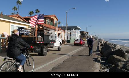 Oceanside, California USA - 16 Feb 2020: Menschen, die auf der Uferpromenade spazieren gehen, Strandpromenade. Ferien Ocean Beach Resort in der Nähe Stockfoto