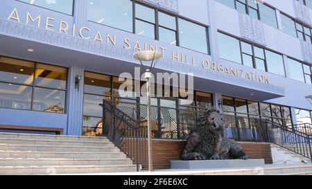 Los Angeles, California USA - 24. Feb 2020: American Saint Hill Organisation in der Nähe des Sunset blvd in Hollywood. Kirche von Scientology außen, blaues Gebäude Stockfoto