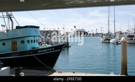 Oceanside, California USA - 26 Feb 2020: Hafendorf mit Fischerbooten und Yachten, pazifikküste Marina, Küste. Blaues nautisches Schiff f Stockfoto