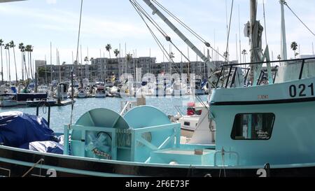 Oceanside, California USA - 26 Feb 2020: Hafendorf mit Fischerbooten und Yachten, pazifikküste Marina, Küste. Blaues nautisches Schiff f Stockfoto