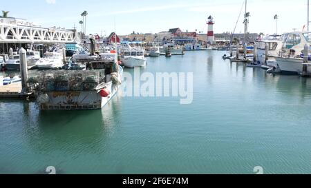 Oceanside, California USA - 26 Feb 2020: Hafendorf mit Fischerbooten und Yachten, pazifikküste Marina, Küste. Nautisches Schiff für Fi Stockfoto