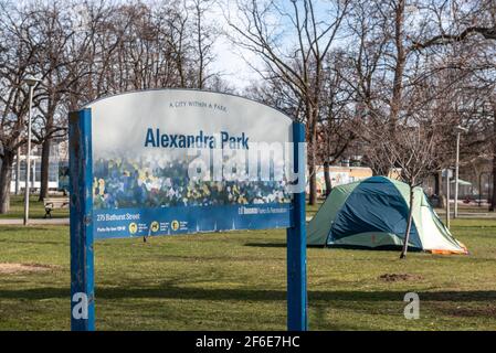 Zelte von Obdachlosen im Alexandra Park in der Bathurst Street Stockfoto