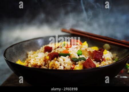Hausgemachter Spam gebratener Reis selektiver Fokus Stockfoto