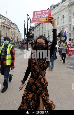 London, England, Großbritannien. März 2021, 31st. Demonstranten demonstrieren im Piccadilly Circus gegen den Militärputsch in Myanmar. Kredit: Tayfun Salci/ZUMA Wire/Alamy Live Nachrichten Stockfoto
