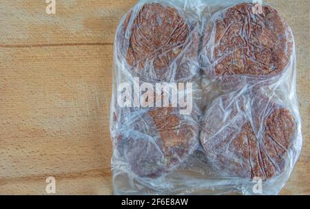 Fleischbällchen im Gefrierbeutel auf dem Servierbrett in Nahaufnahme Stockfoto