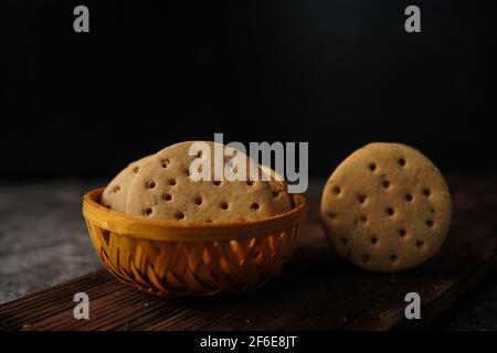 Hausgemachte indische Atta-Kekse – Vollkornkekse mit Tee, selektiver Konzentration Stockfoto