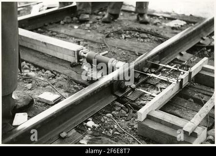 Banwork nach dem Wiederanfahren des Zuges 93, des Nordarms, auf der Strecke zwischen Simeå und Unterwache in 1956-03-27. Stockfoto