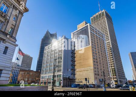 DETROIT, MI, USA - 10. NOVEMBER: Cadillac Tower, Cadillac Square und The Randolph am 10. November 2020 in der Innenstadt von Detroit, Michigan. Stockfoto