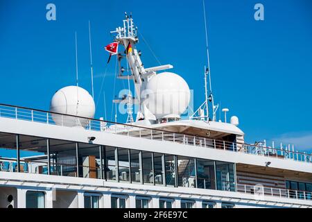 Kiel, Aug. 2020 - die HANSEATIC Inspiration bei der Durchfahrt durch den Kiel-Kanal passiert die Holtenauer Schleuse Stockfoto