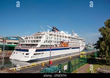 Kiel, Aug. 2020 - die HANSEATIC Inspiration bei der Durchfahrt durch den Kiel-Kanal passiert die Holtenauer Schleuse Stockfoto