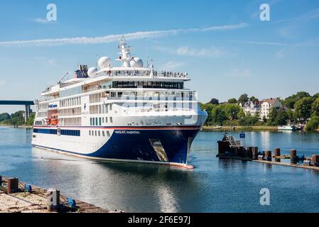 Kiel, Aug. 2020 - die HANSEATIC Inspiration bei der Durchfahrt durch den Kiel-Kanal passiert die Holtenauer Schleuse Stockfoto