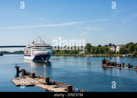 Kiel, Aug. 2020 - die HANSEATIC Inspiration bei der Durchfahrt durch den Kiel-Kanal passiert die Holtenauer Schleuse Stockfoto