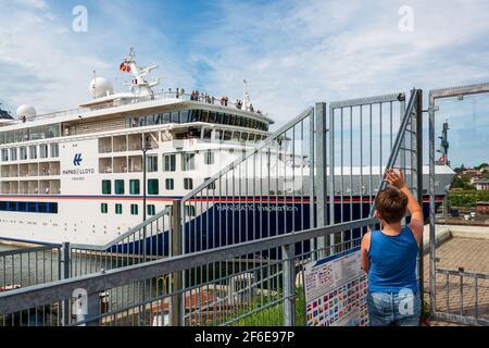 Kiel, Aug. 2020 - die HANSEATIC Inspreration in der Schleusenkammer von Kiel-Holtenau Stockfoto