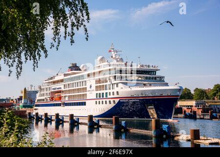 Kiel, Aug. 2020 - die HANSEATIC Inspiration bei der Durchfahrt durch den Kiel-Kanal passiert die Holtenauer Schleuse Stockfoto