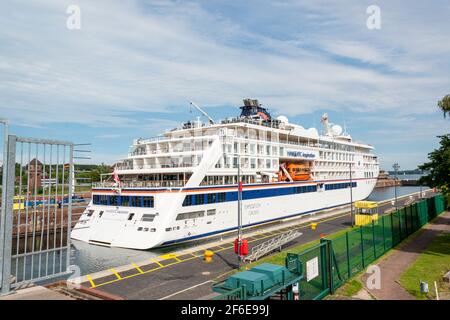 Kiel, Aug. 2020 - die HANSEATIC Inspriration in der Schkeusenkammer von Kiel-Holtenau Stockfoto