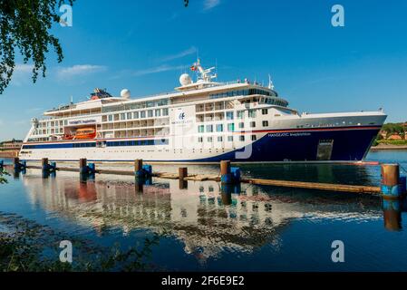 Kiel, Aug. 2020 - die HANSEATIC Inspiration bei der Durchfahrt durch den Kiel-Kanal passiert die Holtenauer Schleuse Stockfoto