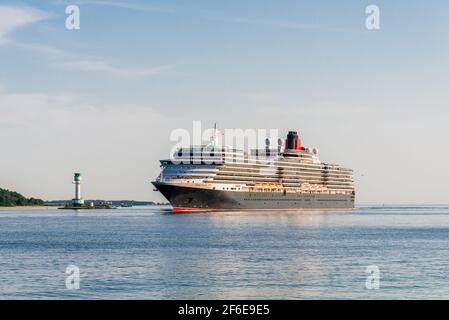 Kiel, Deutschland, Jul. 2019 – das Kreuzfahrtschiff 'Queen Mary' in der Kieler Förde Stockfoto