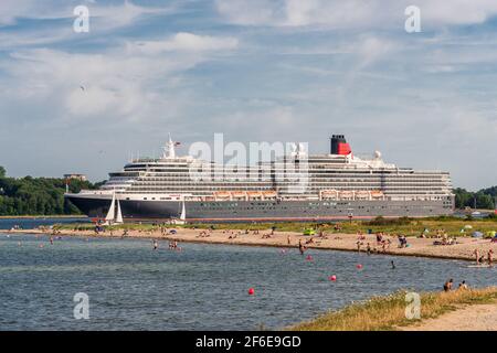 Kiel, Deutschland, Jul. 2019 – das Kreuzfahrtschiff 'Queen Mary' in der Kieler Förde Stockfoto