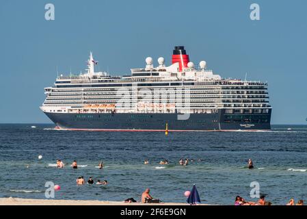 Kiel, Deutschland, Jul. 2019 – das Kreuzfahrtschiff 'Queen Mary' in der Kieler Förde Stockfoto