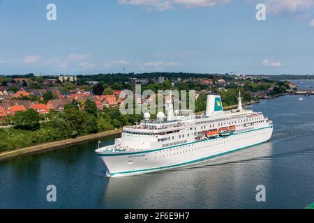 Kiel, Deutschland, Jul. 2019 – das Kreuzfahrtschiff 'Deutschland' im Nord-Ostsee-Kanal in Kiel Stockfoto