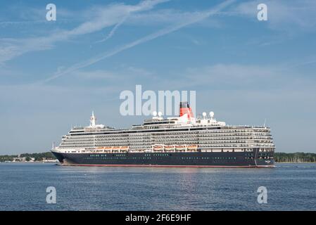 Kiel, Deutschland, Jul. 2019 – das Kreuzfahrtschiff 'Queen Mary' in der Kieler Förde Stockfoto