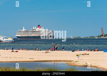 Kiel, Deutschland, Jul. 2019 – das Kreuzfahrtschiff 'Queen Mary' in der Kieler Förde Stockfoto