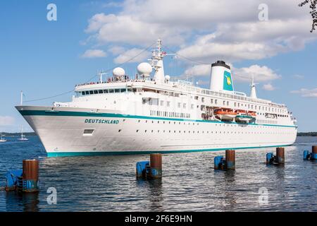 Kiel, Deutschland, Jul. 2019 – das Kreuzfahrtschiff 'Deutschland' im Nord-Ostsee-Kanal in Kiel Stockfoto