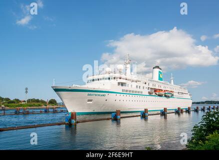 Kiel, Deutschland, Jul. 2019 – das Kreuzfahrtschiff 'Deutschland' im Nord-Ostsee-Kanal in Kiel Stockfoto