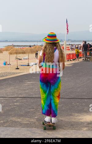 Sandbanks, Poole, Dorset, Großbritannien. März 2021. Am Strand von Sandbanks werden Dreharbeiten für die neue Netflix-Serie gedreht, die angeblich Sandman ist und den Strand von Sandbanks verwandelt, obwohl das Wetter heute viel kühler und bewölkt ist - kein ideales Strandwetter! Covid 19 Sicherheitsvorkehrungen, soziale Distanzierung, soziale Distanz, soziale Distanz und Gesichtsmasken während der Covid-19-Sperre. Quelle: Carolyn Jenkins/Alamy Live News Stockfoto