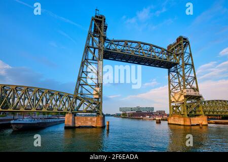 De Hef oder Koningshavenbrug Eisenbahnbrücke über den Koningshaven In Rotterdam Stockfoto