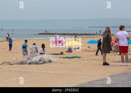 Sandbanks, Poole, Dorset, Großbritannien. März 2021. Am Strand von Sandbanks werden Dreharbeiten für die neue Netflix-Serie gedreht, die angeblich Sandman ist und den Strand von Sandbanks verwandelt, obwohl das Wetter heute viel kühler und bewölkt ist - kein ideales Strandwetter! Covid 19 Sicherheitsvorkehrungen, soziale Distanzierung, soziale Distanz, soziale Distanz und Gesichtsmasken während der Covid-19-Sperre. Quelle: Carolyn Jenkins/Alamy Live News Stockfoto