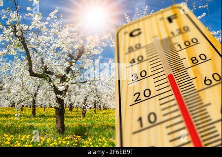 warm temperature on thermometer at springtime Stockfoto