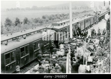 Edsvalla am 18/9-1895, Royal Extra Train wurde für Oscar 2 mit Hof auf dem Keil Mellerudmed Zug ging BJ Bord und Manager Simonsson ging in Konjugatwagen in Edsvalla 4 m Station wunderschön mit Blumen und grün und den Namen des Königs dekoriert arrangiert. Bahnhof landschaftlich gestaltet 1879-80. Eineinhalb Etagen Bahnhofshäuser in Brick.BJ, Railway Railway Stockfoto